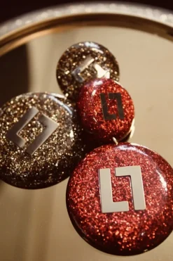 Rode Glitter Oorbellen Larissa Logo
